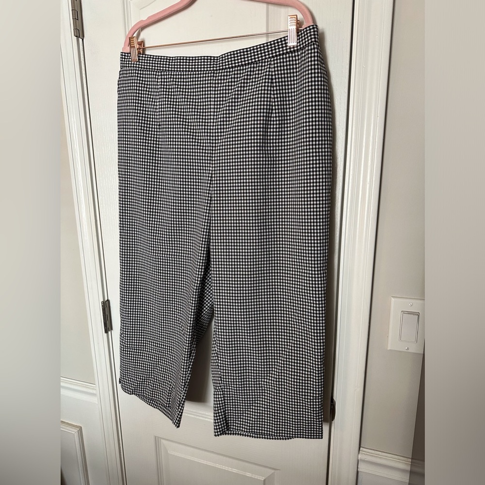 Alfred Dunner Black/White Check Crop Pull on Pants 18W